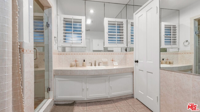 Building Photo - 10575 Holman Ave