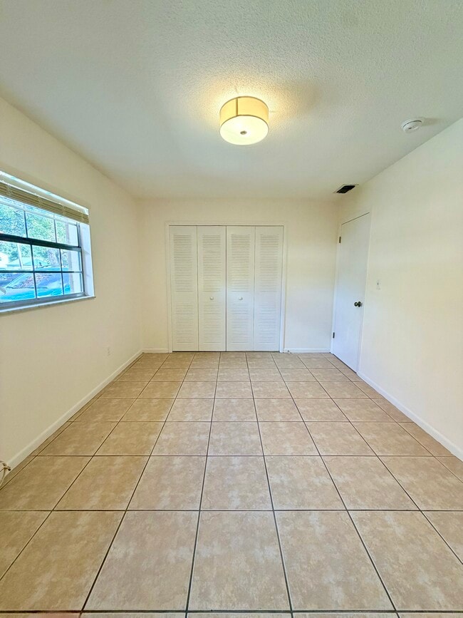 Building Photo - 912 La Salle Ave