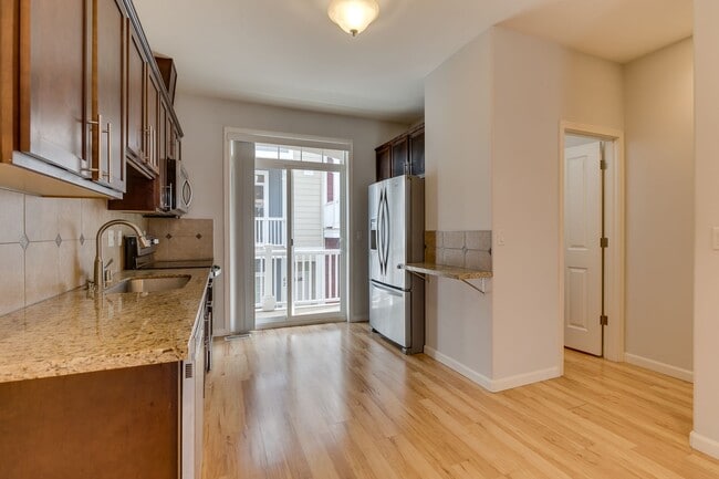 Building Photo - Luxury Mountlake Terrace Townhome with Garage