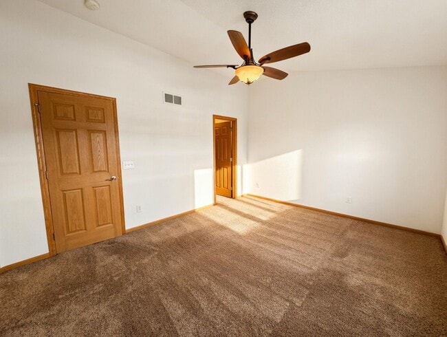 Building Photo - Rare 2bed + Loft Townhome in Maple Grove