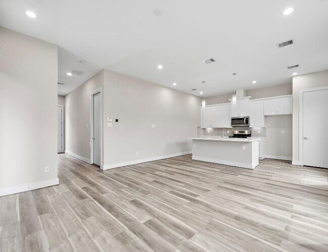 Building Photo - New Construction Luxury Home 14 Minutes from Downtown!