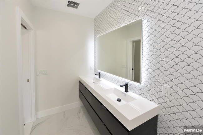 Building Photo - 203 3rd St