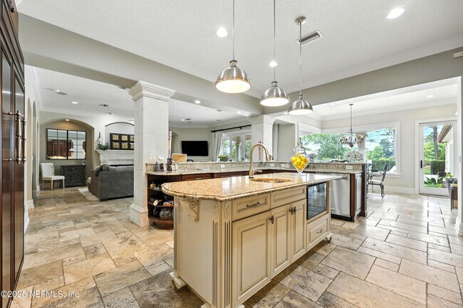 Building Photo - 2061 Crown Dr