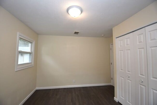 Building Photo - Elkhart North West- 3 bedroom ranch with d...