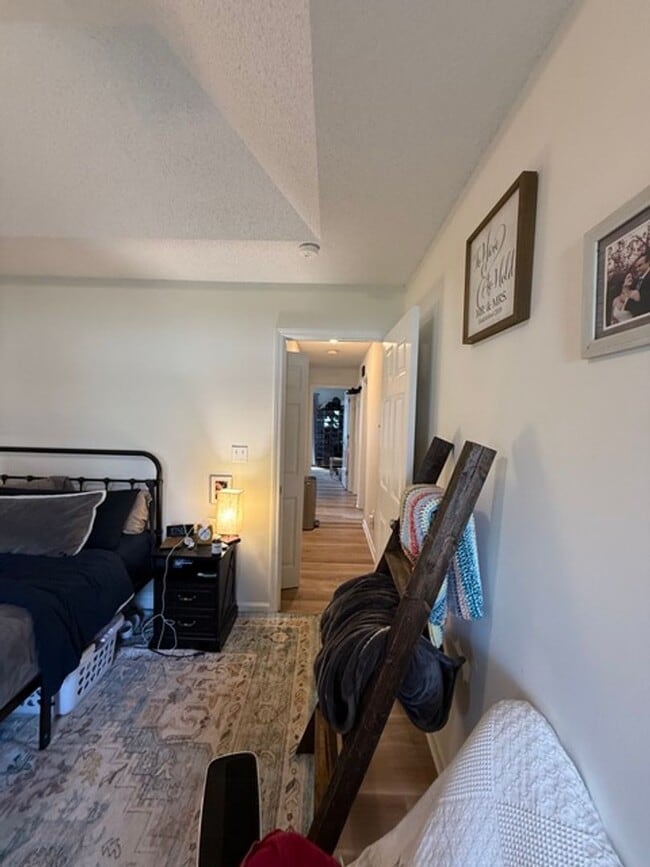 Building Photo - Spacious 4BR Home in Seven Oaks with Garage & Fenced Yard