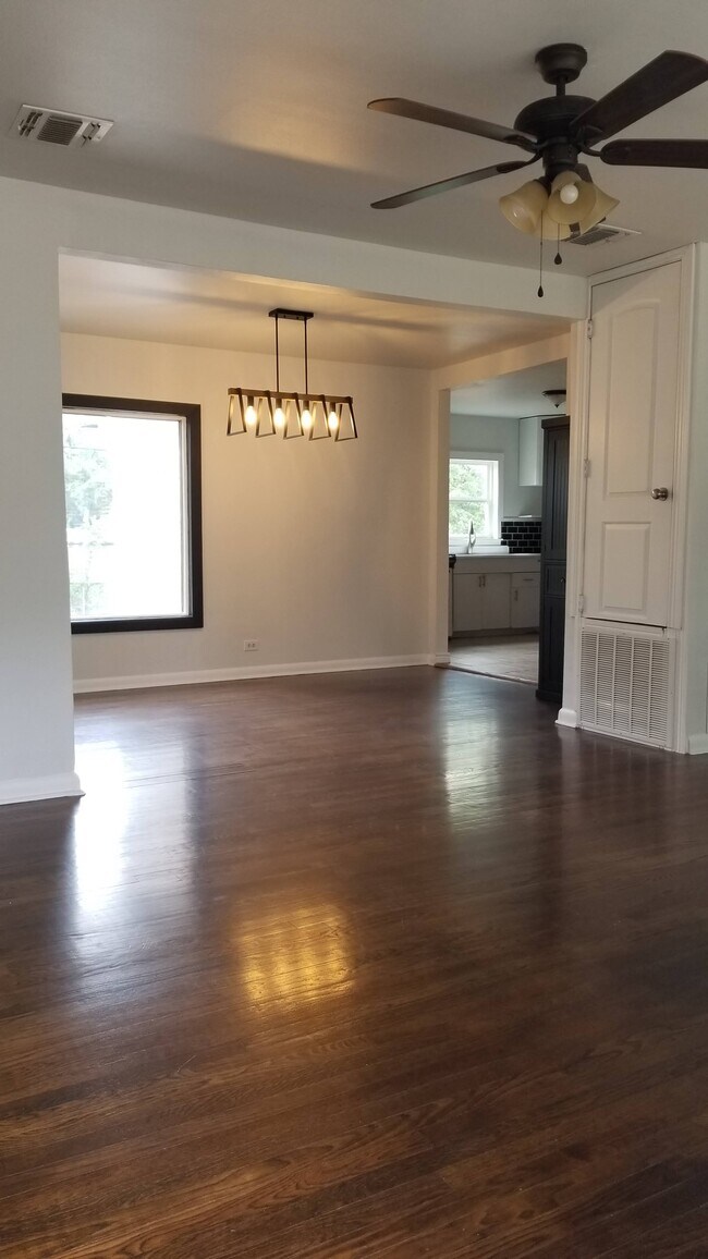 Building Photo - 420 Storeywood Dr