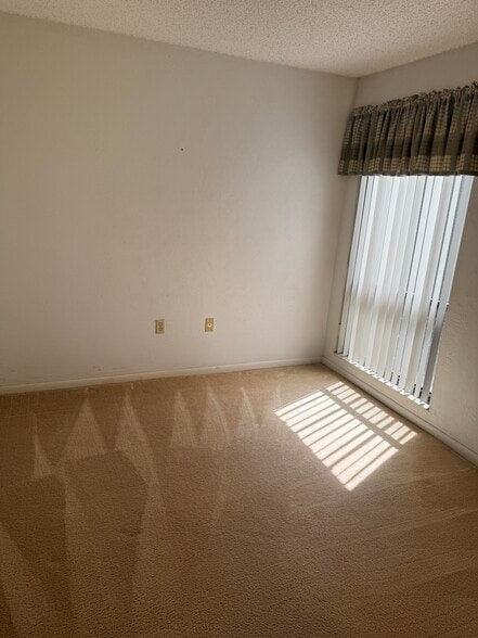 Building Photo - 3 Southbury Ct