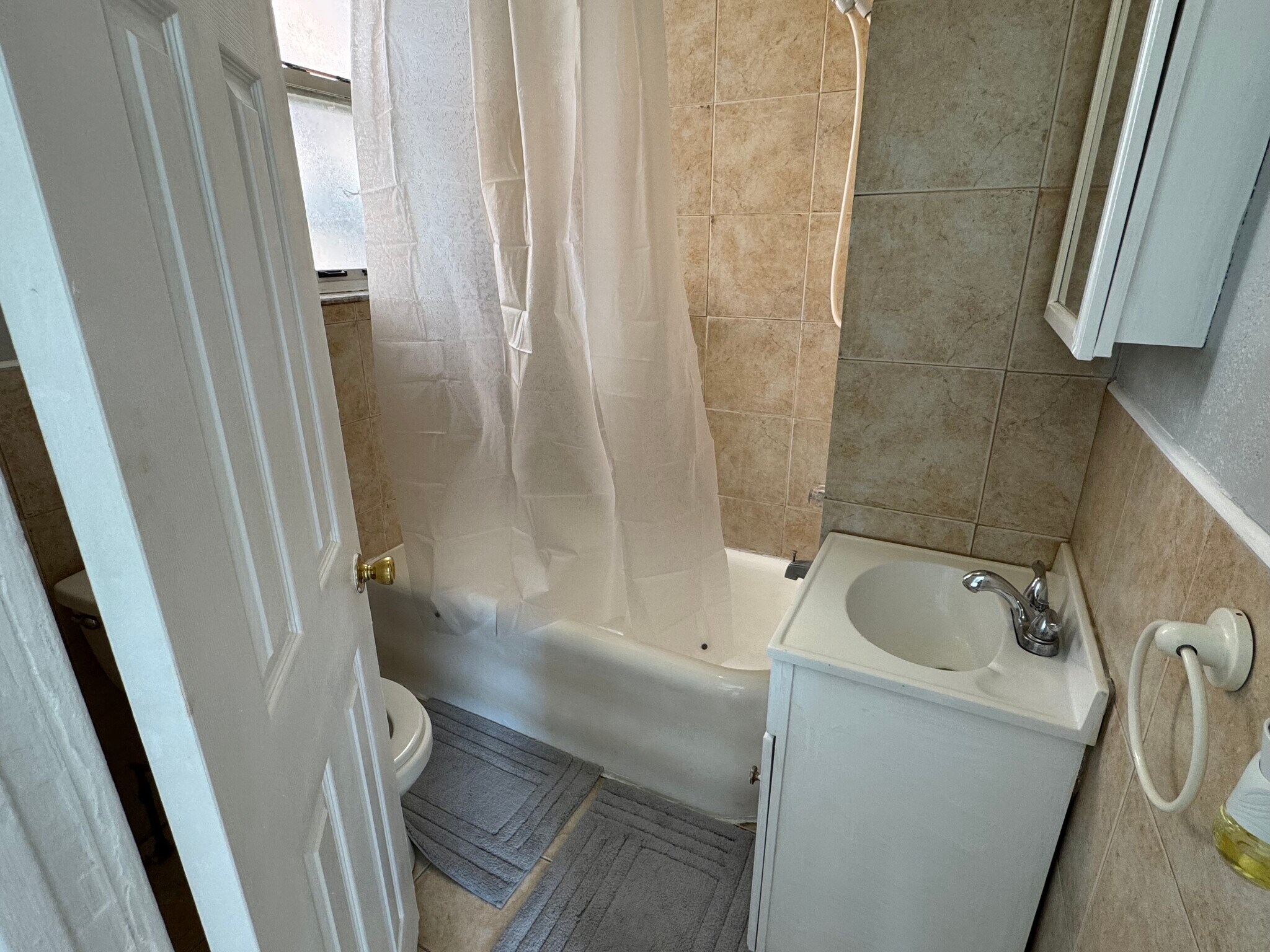 Full bath - 344 Union Ave
