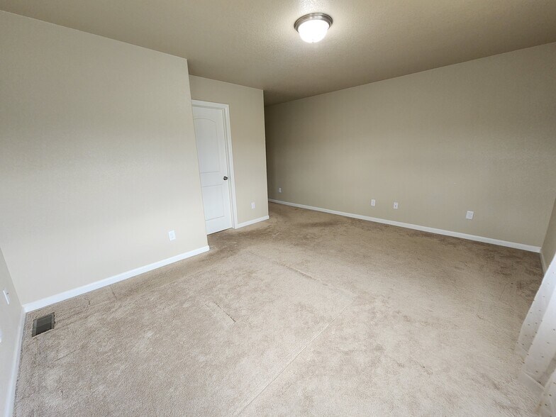 Building Photo - 6596 Emerald Isle Hts