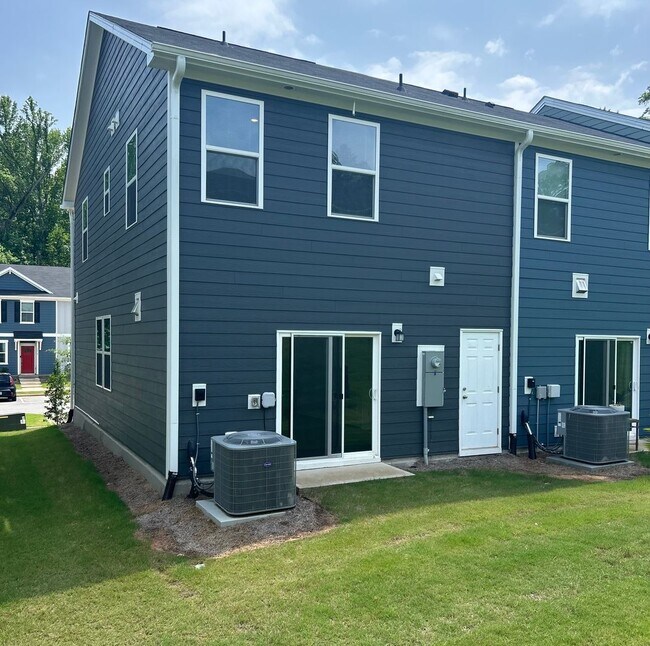 Building Photo - 3 Bedroom | 2.5 Bathroom End Unit Raleigh ...