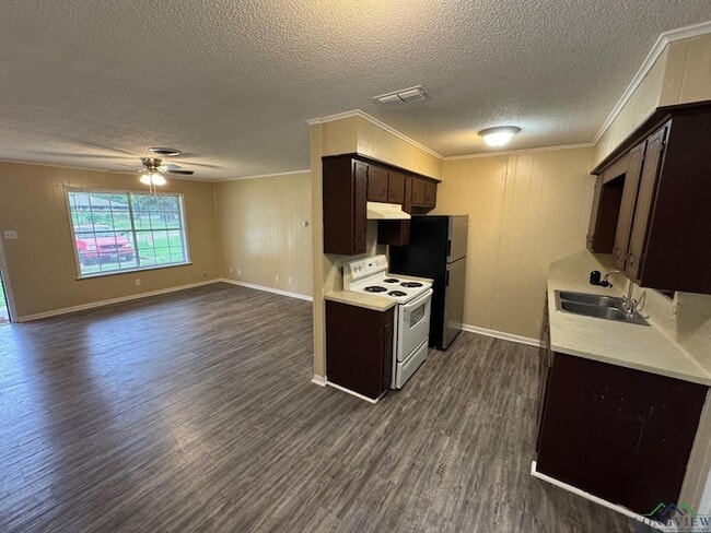 Building Photo - 605 Circle Dr