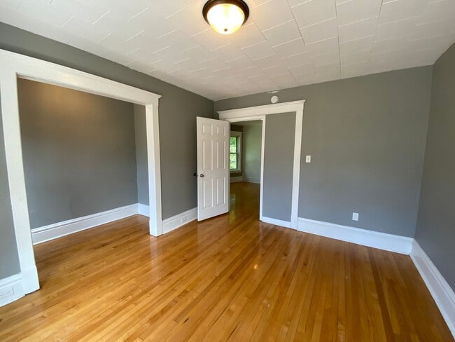 Building Photo - 920 E 5th St