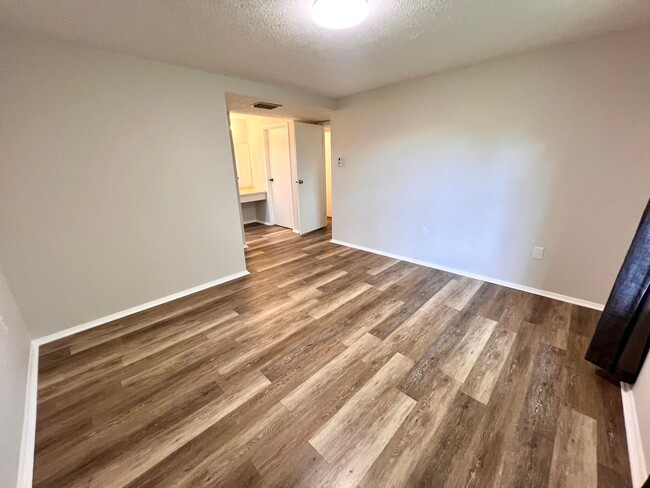 Building Photo - Hopewell - 2 Bedroom 1 Bathroom - Updated ...