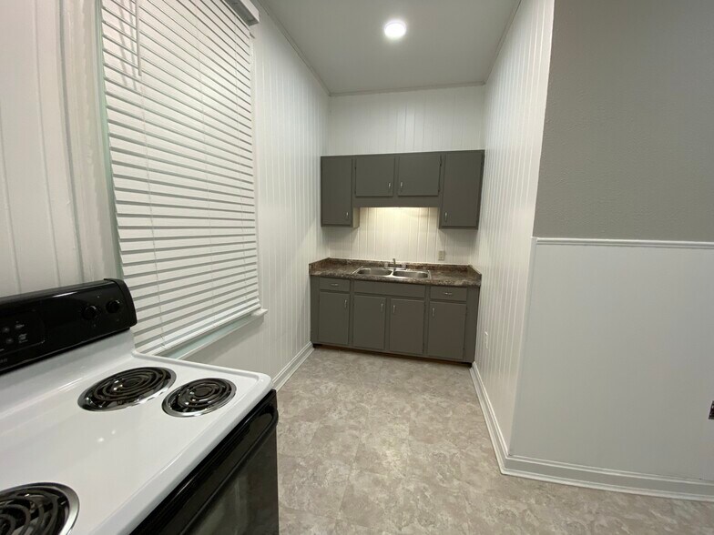 Building Photo - 4816 Myrtle Ave