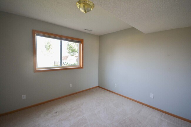 Building Photo - Great NW Home with Fenced Yard Near Gibbs Elementary