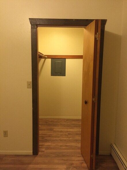 Walk-in closet - 432 Kit Blvd