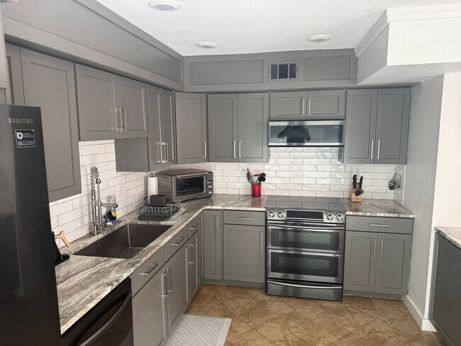 Building Photo - Stunning Updated 3 Bedroom in Fort Walton Beach!