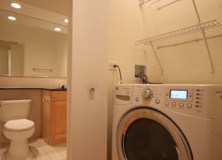 Building Photo - 3033 N Sheridan Rd