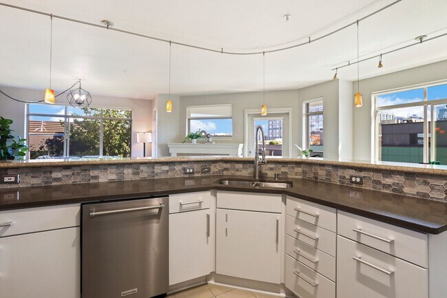 Building Photo - South Lake Union View 3 bed Condo availabl...