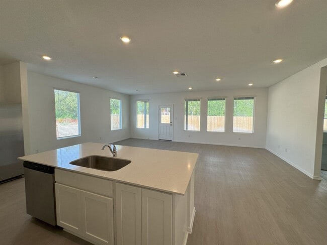 Building Photo - 203 Heritage Grv