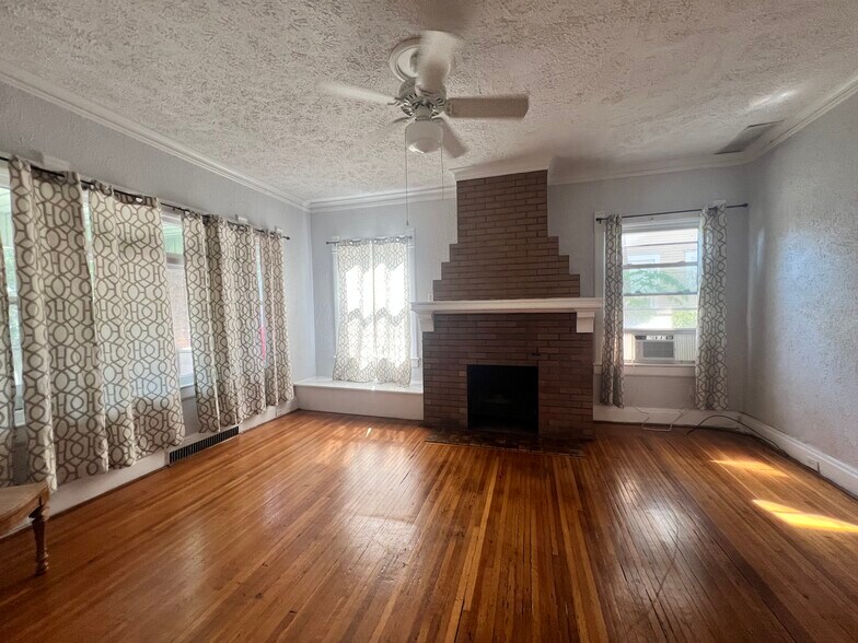 Living room - 1405 W Barker Ave