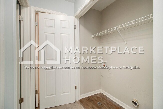 Building Photo - 2033 Charter Ln