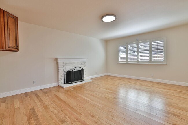 Building Photo - 1327 Essex Way