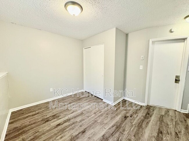 Building Photo - 513 N Troost St