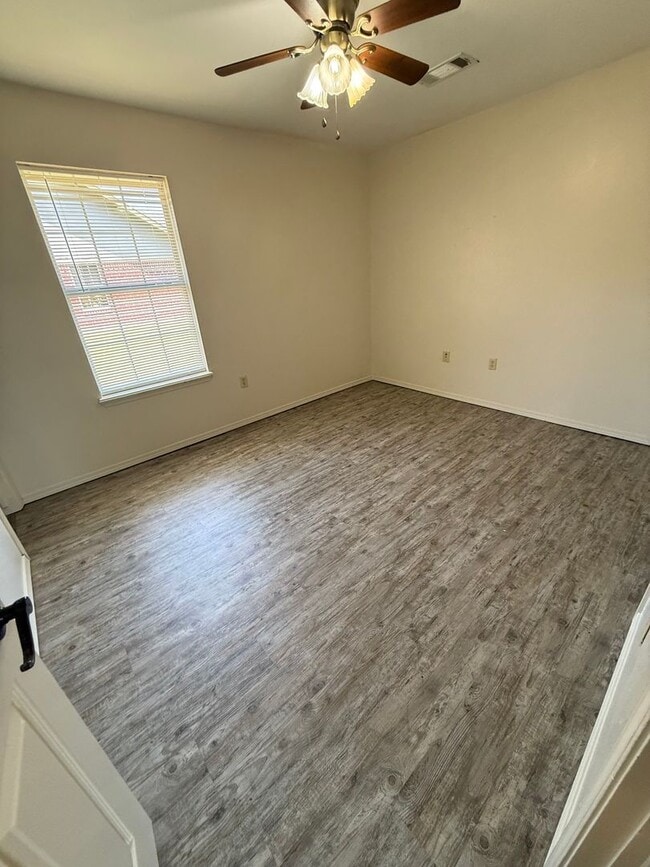 Building Photo - 3 Bed 2 Bath House With 2 Car Garage.