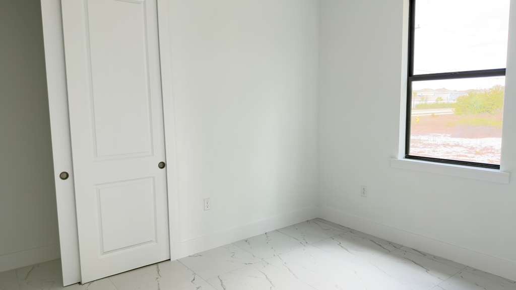 Building Photo - 520 Creuset Ave S
