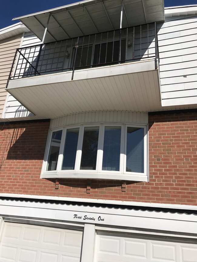 Building Photo - 371 Avon St