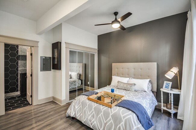 Building Photo - Spacious Renovated 1/1 Midtown Condo Walki...