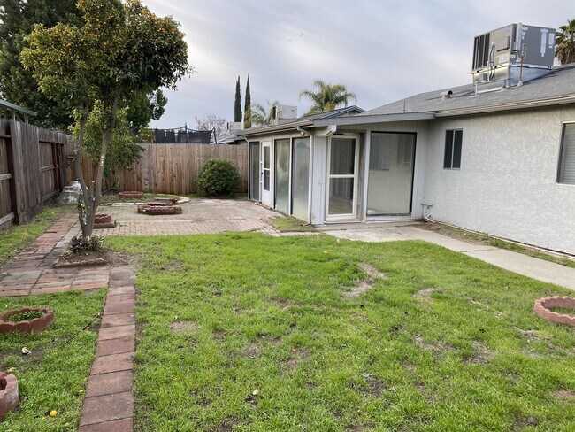 Building Photo - 3824 Hollywood Dr