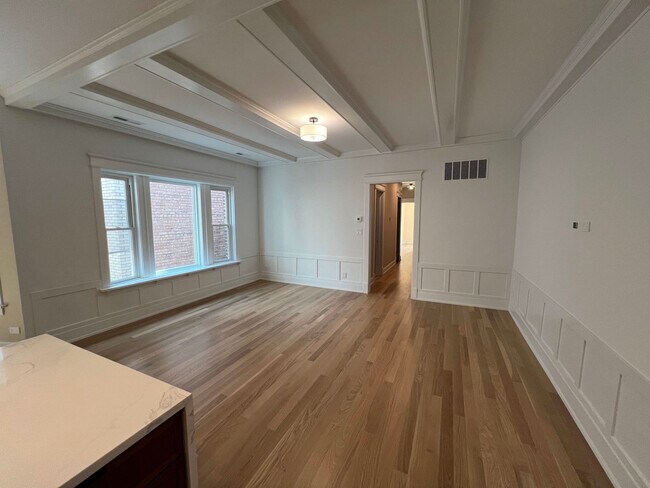 Building Photo - 5841 N Kenmore Ave