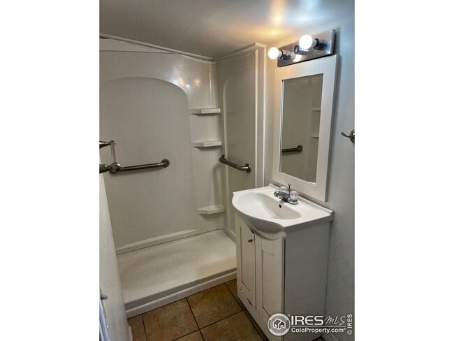 Building Photo - Get a country feel while in town at this u...