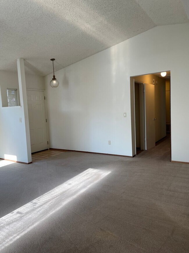 Building Photo - 3 Bedroom 2 Bathroom in Pocket