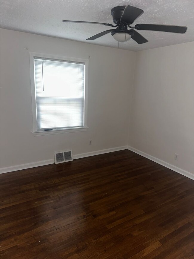 Building Photo - Beautiful spacious cape code move in ready!