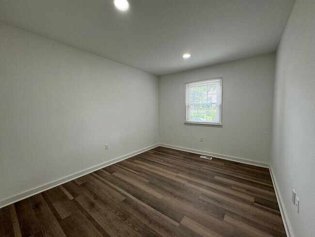 Building Photo - Spacious 5 Bed 3 Bath Home Walking Distanc...