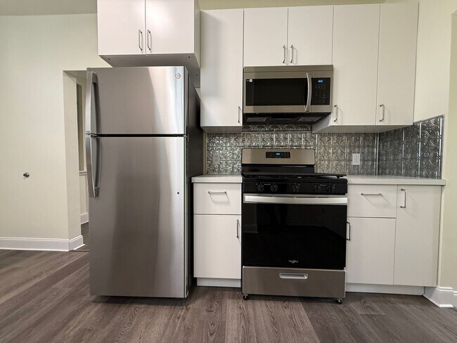 Building Photo - Updated 3BR 1.5 bath house with office/ of...
