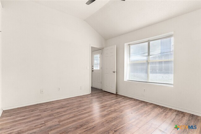 Building Photo - 2702 Hemlock Dr