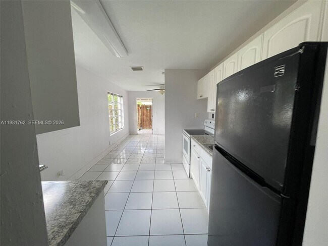 Building Photo - 5751 SW 38th Ct