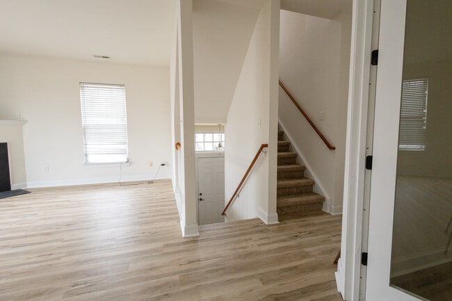 Building Photo - 956 Iron Bridge Dr