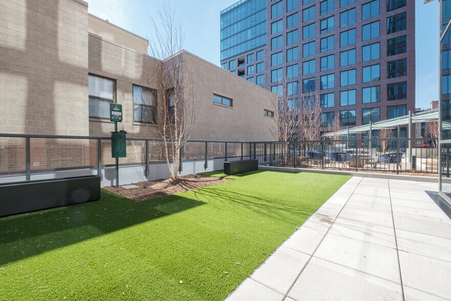 Building Photo - 946 W Washington Blvd