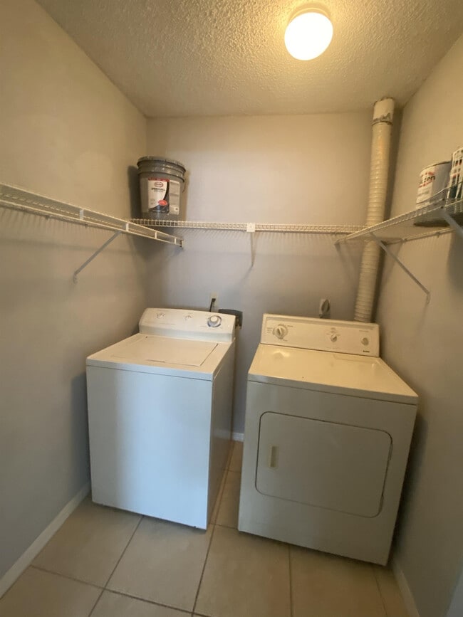 Building Photo - 1065 S Hiawassee Rd