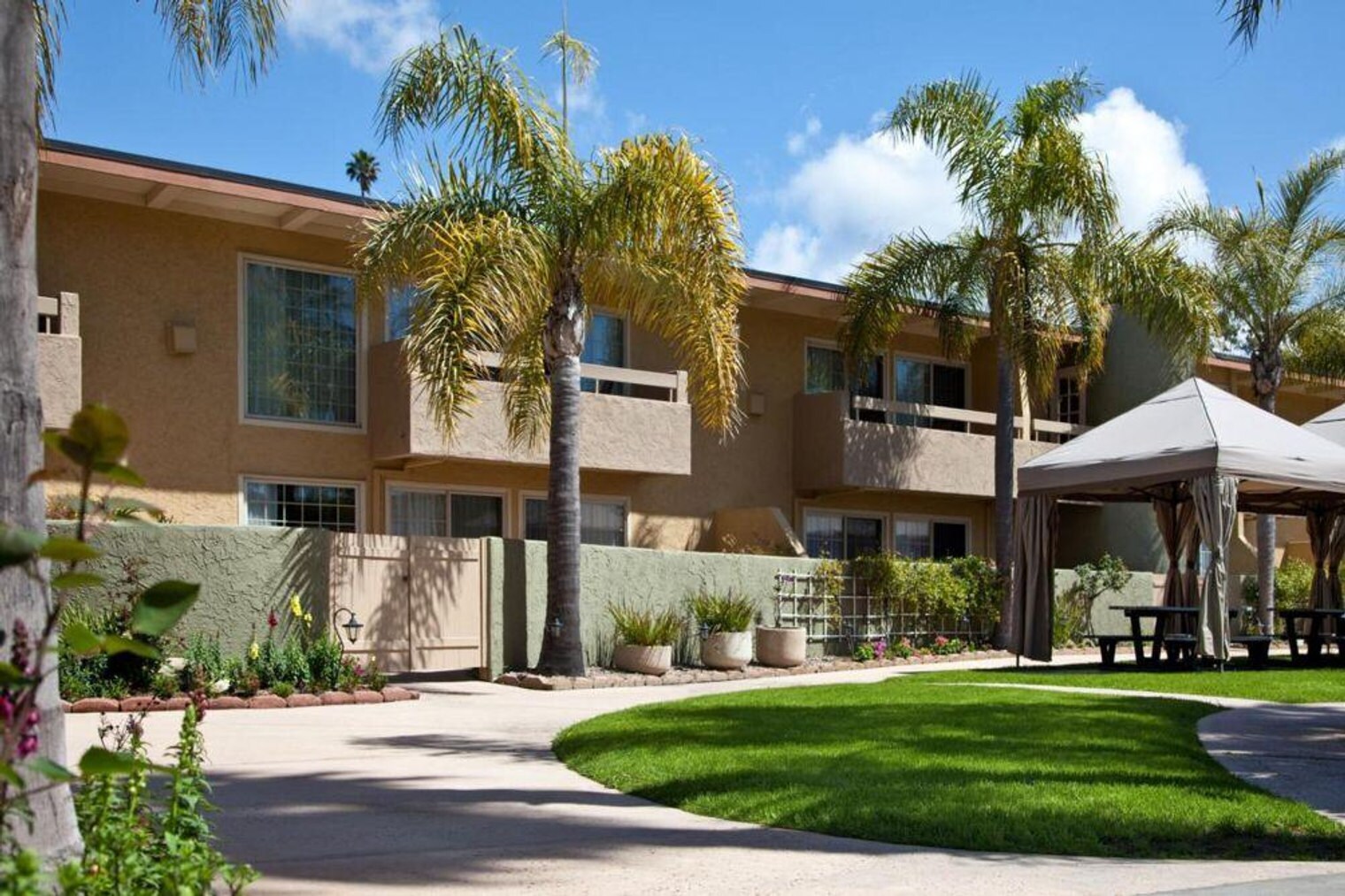 Building Photo - 514 Via De La Valle
