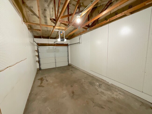 Building Photo - 3 Bedroom Home Available Near S Academy Bl...