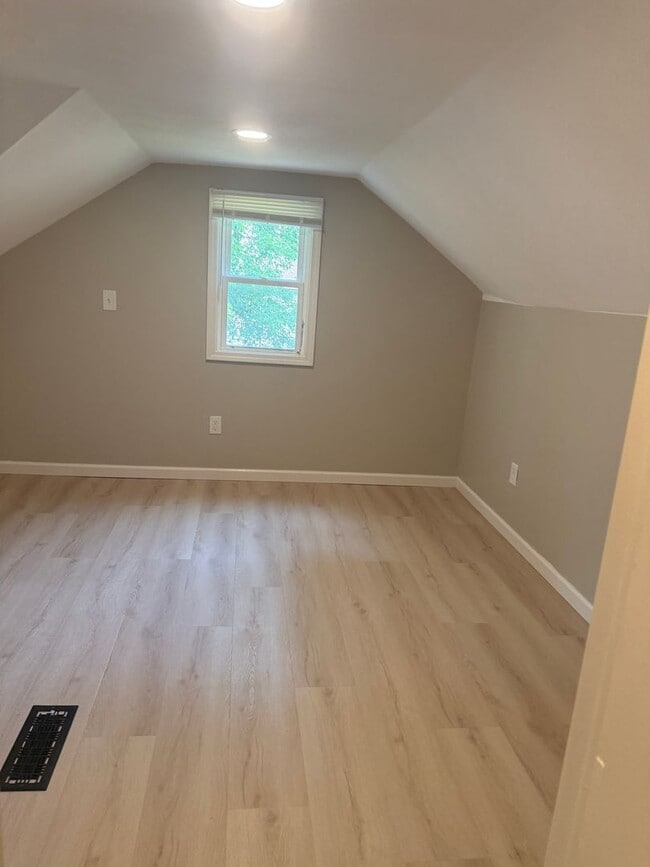 Building Photo - Adorable 4 Bed 1 bath Baldwinsville Cottage
