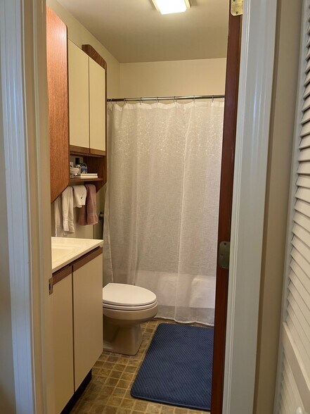 HALL BATH - 22 Northshore Dr