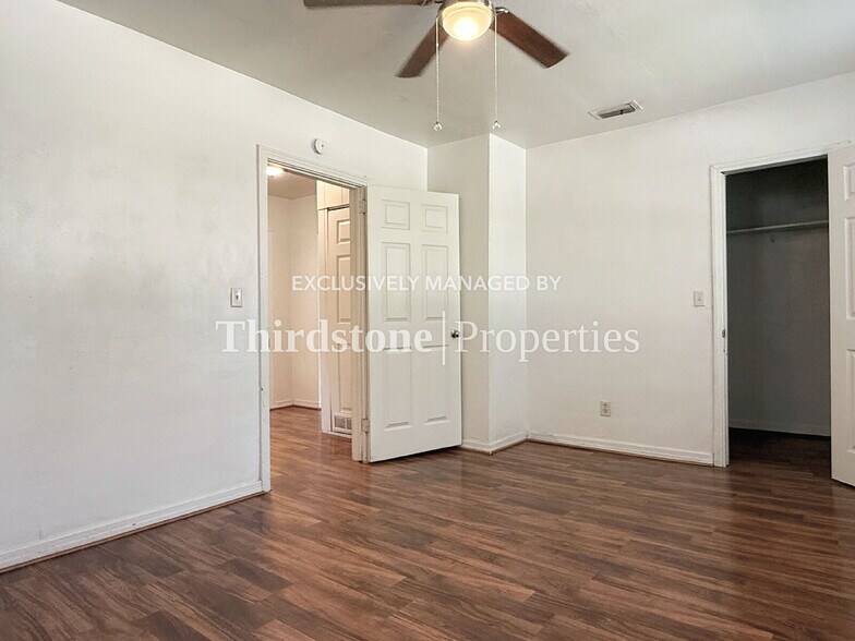 Building Photo - 4833 Kingsbury St