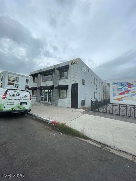 Building Photo - 223 N 9th St